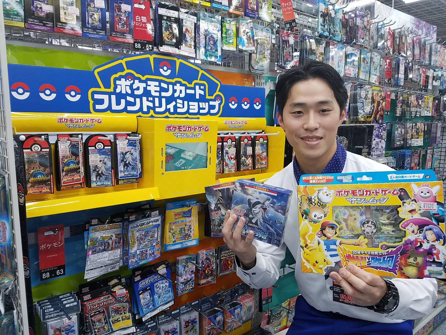 ヨドバシカメラ 梅田店 ポケモンカード フレンドリィショップに登録 人気のポケモンカードが フレンドリィショップに登録されました 今まで以上にお得な情報 特典 キャンペーンがご用意可能に ポケモンカード好きの方 地下2階玩具コーナー