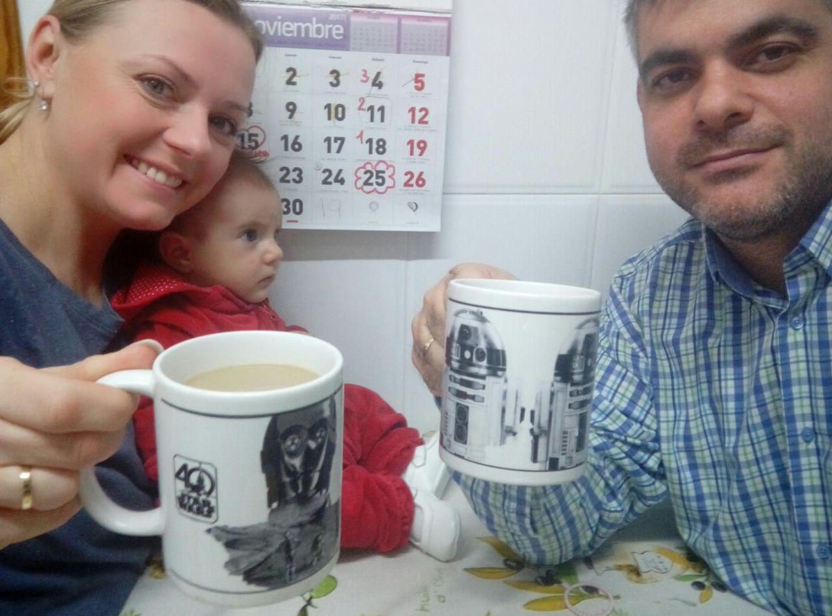 JBGtuitero's tweet photo. Hoy hemos desayunado @agaeithne y yo junto a C-3PO y R2-D2 para despedir #Noviembre, un mes con mucho significado para nosotros. Las #frikitazas son cosa de @c_puigcerver y @martinezayusoja ;-) Os queremos! #BodaAgayJavi #NovemberEnds #StarWars https://t.co/Z21bzFvWj6