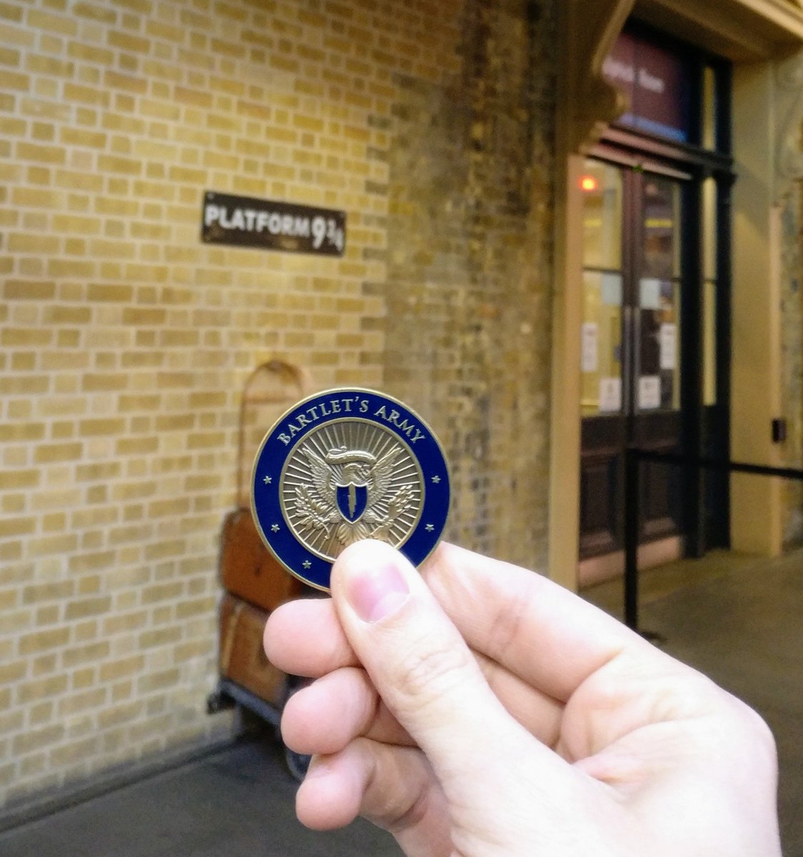 filipezuluaga's tweet photo. @WestWingWeekly #BartletsArmy meets #DumbledoresArmy https://t.co/sMEq3YfLZB