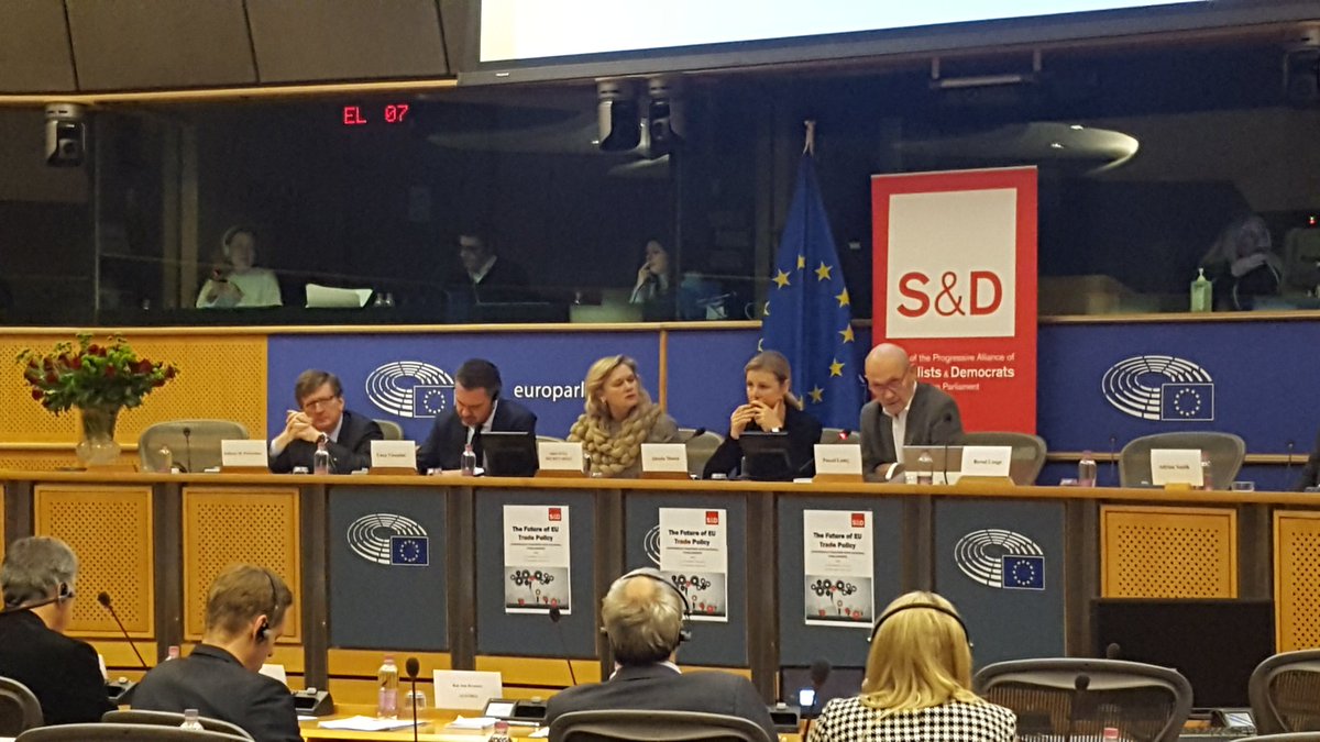 graswanderhainz's tweet photo. Das Problem bei den #FTAs ist und bleibt, dass wirtschaftliche Interessen über dem Schutz und der Durchsetzung der Rechte der Arbeitnehmer stehen. Mit durchsetzbaren #tsdchapters könnten wir das ändern. Kommission/Rat bewegts euch in diese Richtung! Bitte! https://t.co/AlbsvDdKju