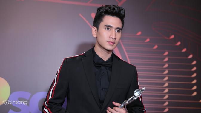 bintangcomID's tweet photo. Raih Aktor Ngetop SCTV Awards, Verrel Bramasta Dedikasikan Piala untuk Orangtua https://t.co/RY2gYtood1 https://t.co/zF6IbhP44e