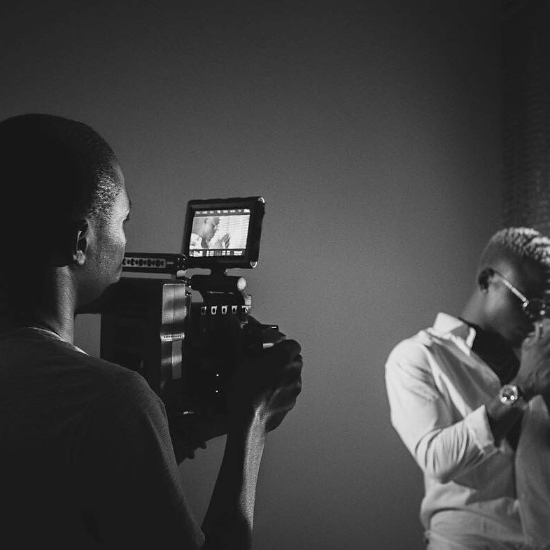 zoomproduction_'s tweet photo. BTS of the video making ya #nishachoka ngoma ya @harmonize_tz ... video production chini ya  @zoomproduction_ https://t.co/1BIanIsKSt