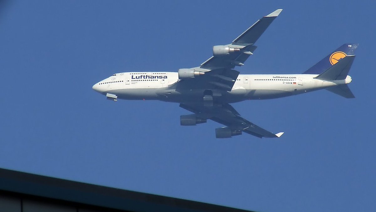 A3803's tweet photo. VW per Dachkantenspotting. #Lufthansa #LH176 #FRATXL #TXL #B747 #DABVW https://t.co/Ch5gO4Nglo