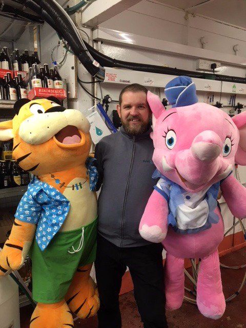 Avani_UK's tweet photo. Our Michael makes friends wherever he goes!! everyone's happy and off to have a #beer served from #verifiedclean lines @haven Reighton Sands :) https://t.co/cEgBv6andz