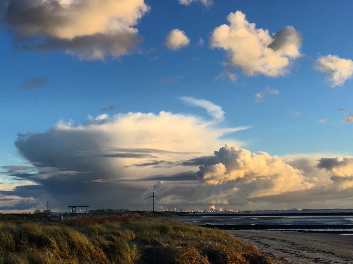 Buienluchten boven de Westerschelde bij de Kaloot in de <a href="/gemeenteborsele/">Gemeente Borsele</a> <a href="/pzcredactie/">PZC</a>