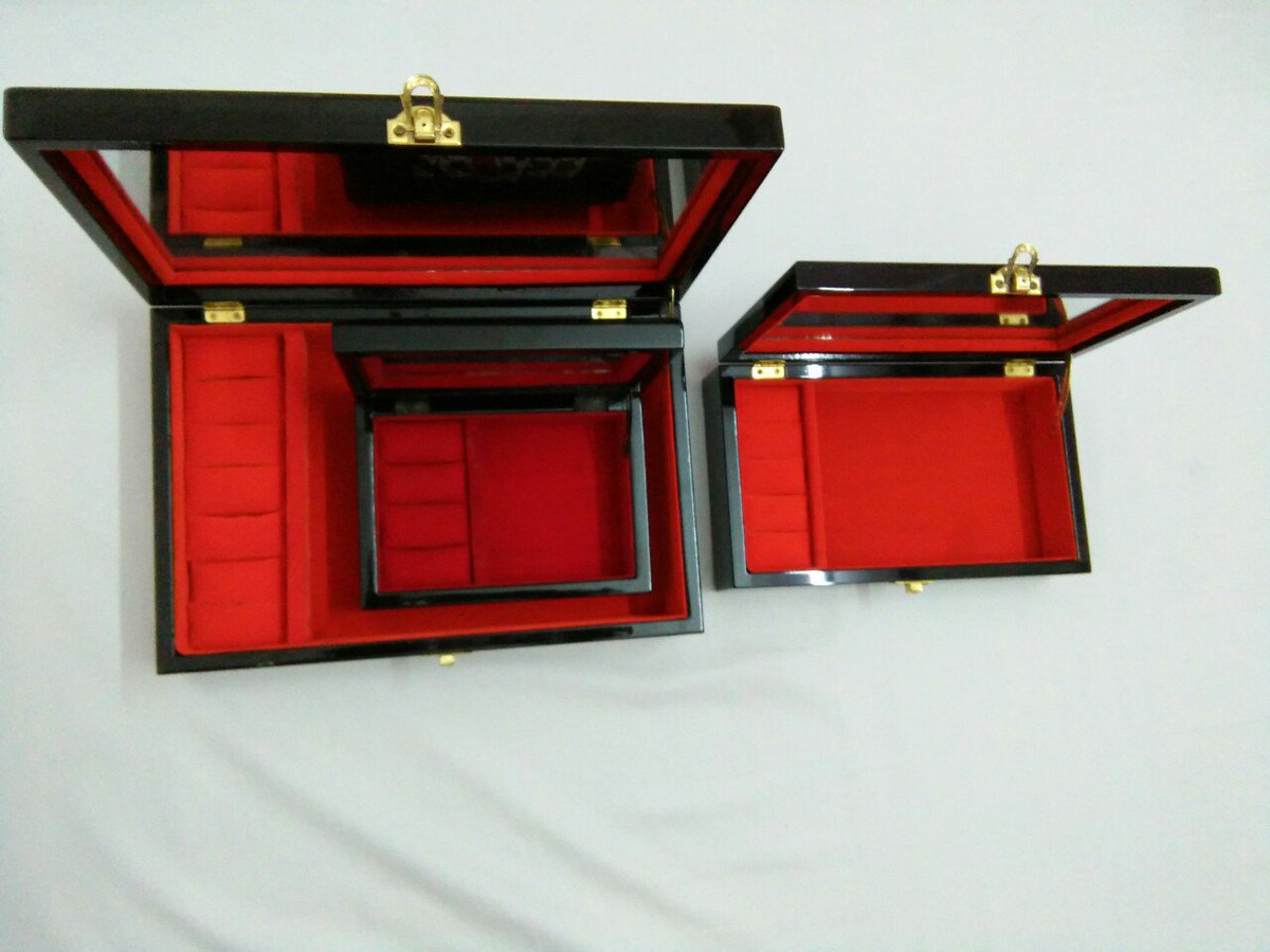 vinalacquerware's tweet image. Mother of pearl lacquer jewerly box 
 1/   box big size: Name : Long Phụng(Dragon Phoenix)
 L 30CM W 20CM H 8 CM.
 2/   box medium size: Name: Two Miss .
 L 24 CM W 14CM H 6 CM
 3/   box small size Name: Six Miss.
 L 17CM W 12CM H 5.5CM
 Made in Viet nam. Ship From Viet Nam.