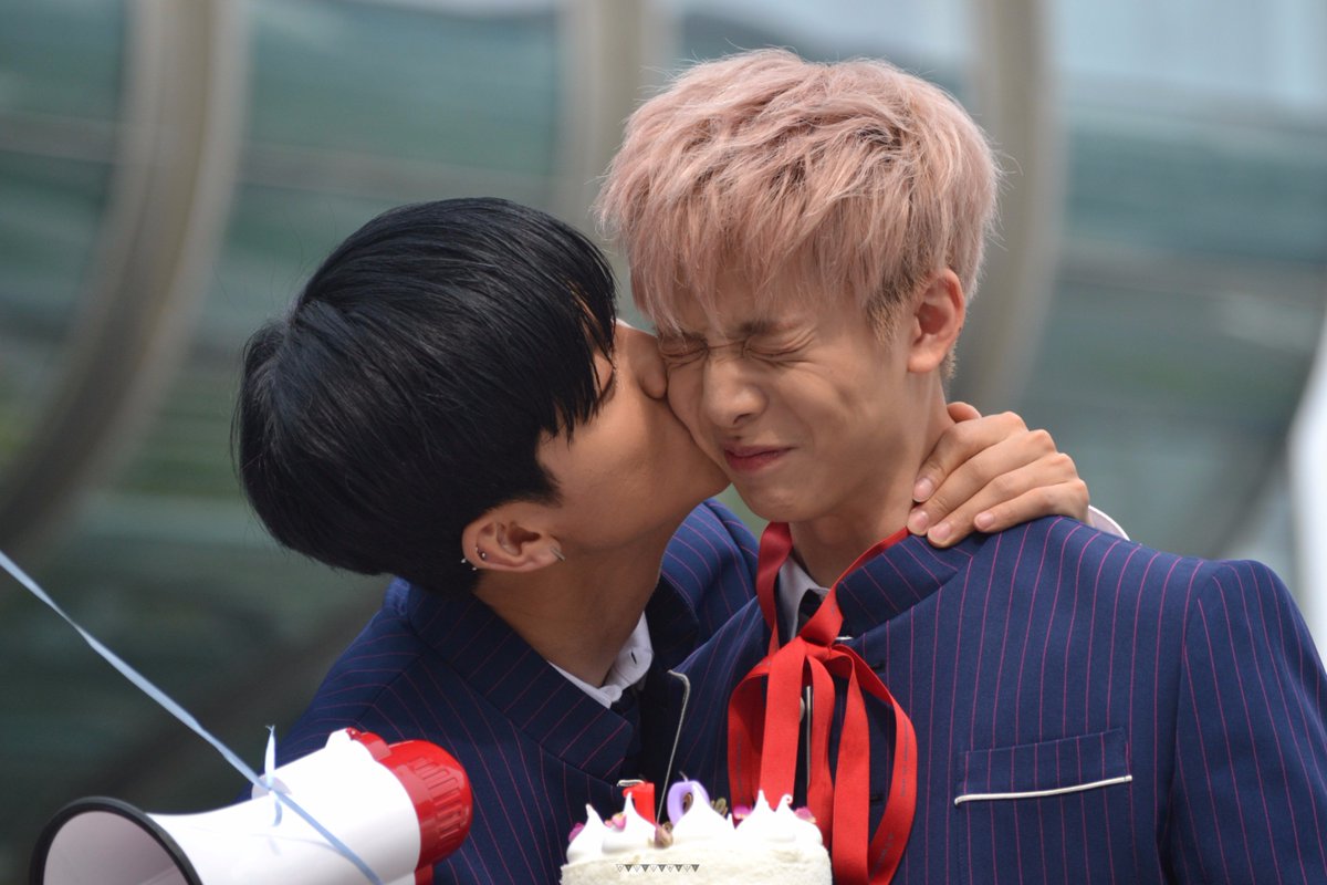 SF9bro's tweet photo. 170511 Hwiyoung Birthday 
#SF9 #에스에프나인 #오솔레미오 #OSOLEMIO  #hwiyoung #휘영 #youngbin #영빈 https://t.co/JhnXjZf4DG