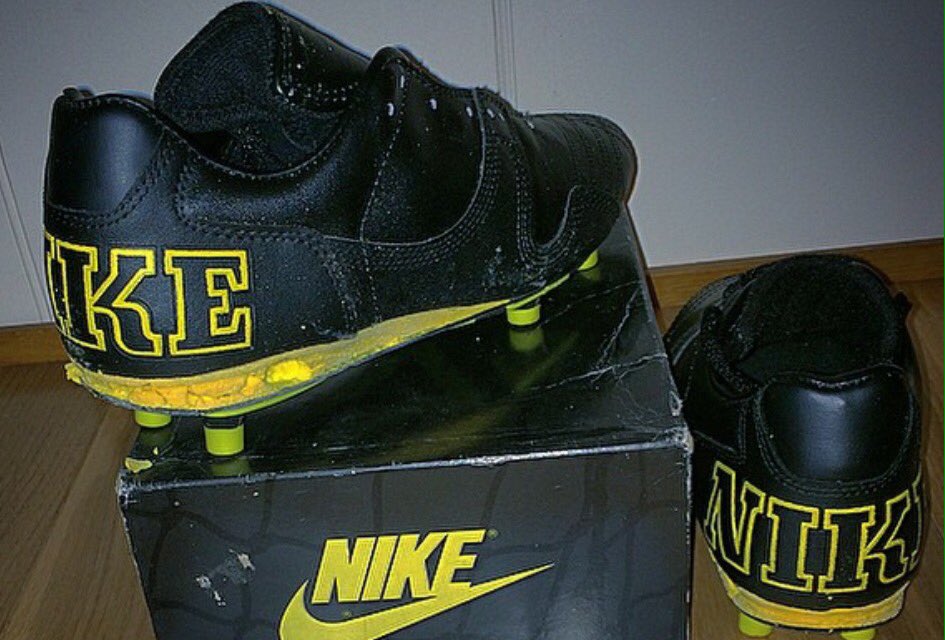 kerzo76's tweet photo. Time they brought these wee beauties back out
#nike
#eurostrike https://t.co/fKa5tSwpqE