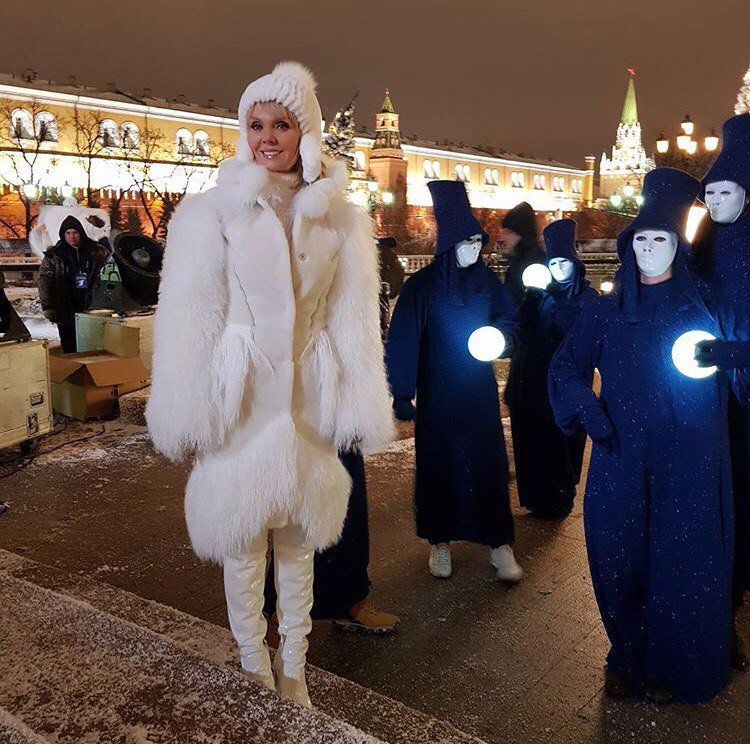 valeriya_rus's tweet photo. А у нас Новый год. ❄❄❄🎄🎄🎄🎆🎆🎆К съёмкам готова.✌😂
BOUTIQUE NO 7 и мой любимый #hakaan ❤
😂#снегурочка #новыйгод #2018 https://t.co/Kfm0CtyS4T