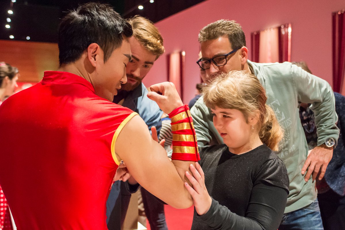 JonkerVisio's tweet photo. Stichting Komt het Zien! en Wintercircus Arlette Hanson maken voorstellingen toegankelijk voor mensen met een visuele beperking. #wintercircus #arlettehanson 24 december Martiniplaza Groningen #audiodescriptie https://t.co/KO4Zvgtl4H