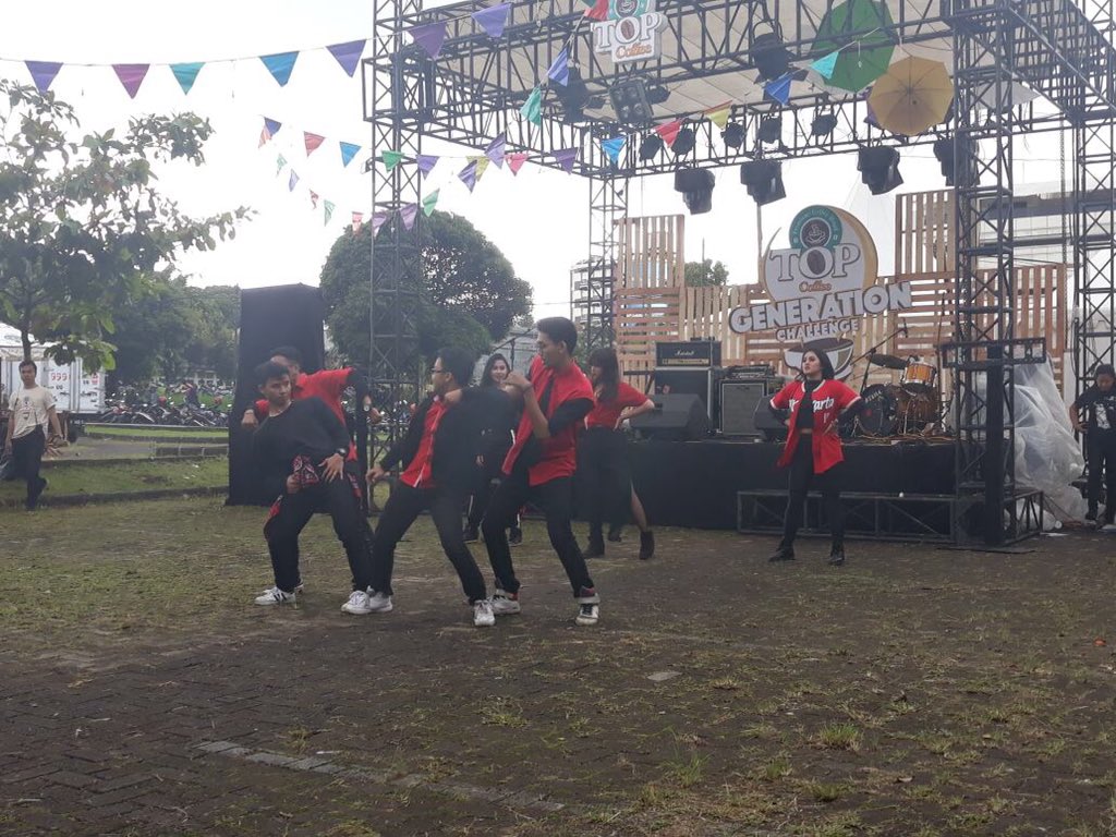 TOPKopi's tweet photo. Yuhuu.. Performance kampus Universitas Pendidikan Indonesia, Bandung, sore ini. #TopGeneration https://t.co/fBomvVODsc