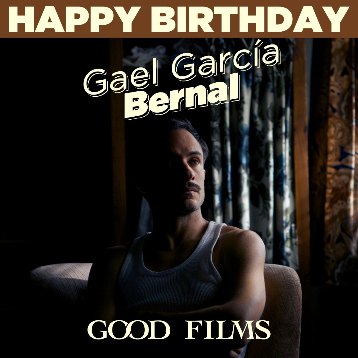 #HappyBirthday Gael! 🎉
Attore, regista, sceneggiatore, produttore e attivista sin dalla giovane età, #GaelGarciaBernal sembra davvero non fermarsi mai! Come in #Neruda, il #film in cui interpreta il poliziotto che venne incaricato di inseguire e arrestare il poeta cileno...