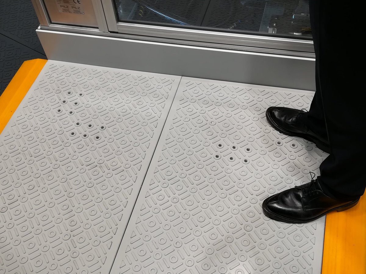 Elektrofachmann's tweet image. Thomas Pilz zeigt auf dem Messestand von @Pilz_INT die neue Taktiken Schaltmatte, die den genau erkennt, wo der Bediener steht. @spsipcdrives #sps_live #spsdrives . Mehr auf @MaschinenMarkt