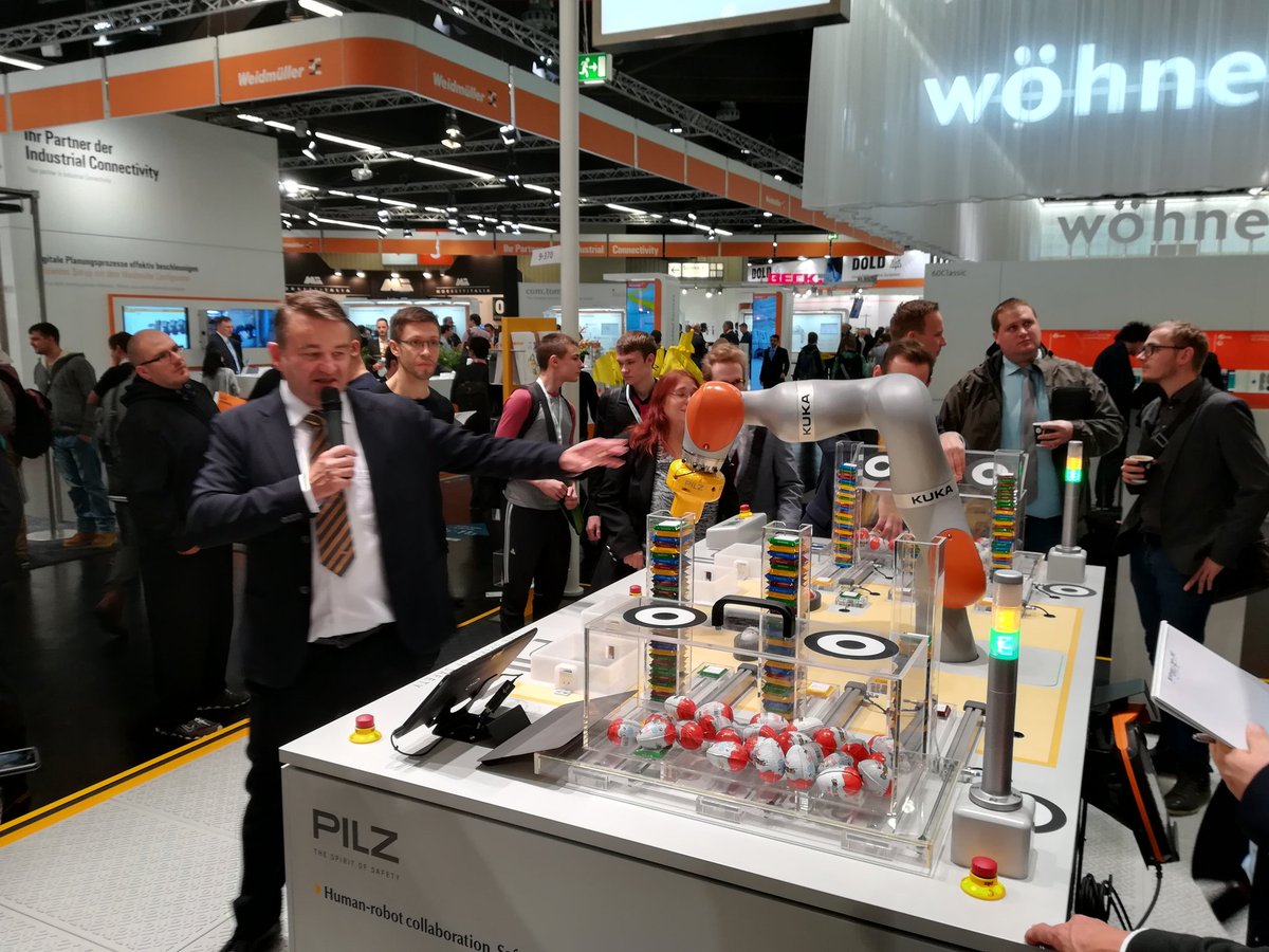 Elektrofachmann's tweet image. Thomas Pilz zeigt am Stand von @Pilz_INT , wie MRK funktioniert und wie hoch die Kräfte sein dürfen. @spsipcdrives  #SPS_Live #spsdrives  @MaschinenMarkt