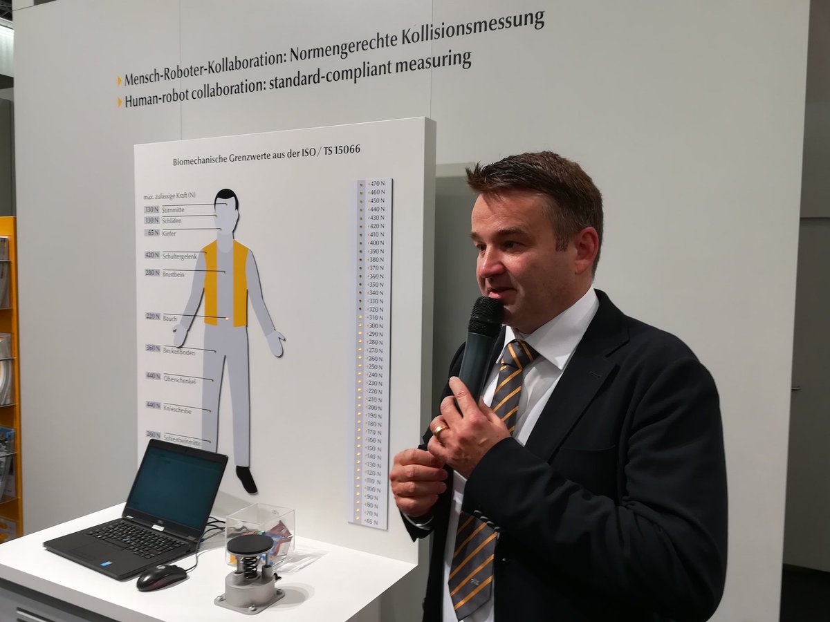 Elektrofachmann's tweet image. Thomas Pilz zeigt am Stand von @Pilz_INT , wie MRK funktioniert und wie hoch die Kräfte sein dürfen. @spsipcdrives  #SPS_Live #spsdrives  @MaschinenMarkt