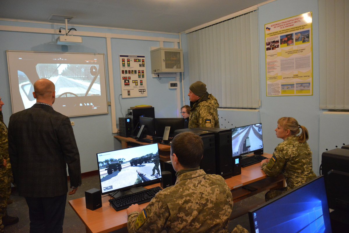 VikMuzhenko's tweet photo. Вдосконалюємо технологічні процеси підготовки військових фахівців у всіх навчальних центрах. 
Впроваджено комп'ютерні тренажери для підготовки водіїв. 
#Десна #ЗСУ #зміцнюємоармію https://t.co/3NMfa0ylE1