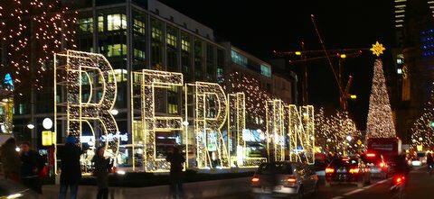 BatesEllenX's tweet photo. KICK STARTING CHRISTMAS THE BEST WAY I COULD IMAGINE BERLIN IN THE MORNING😭😍🌭🍻❤️ https://t.co/rv2tmYqtga