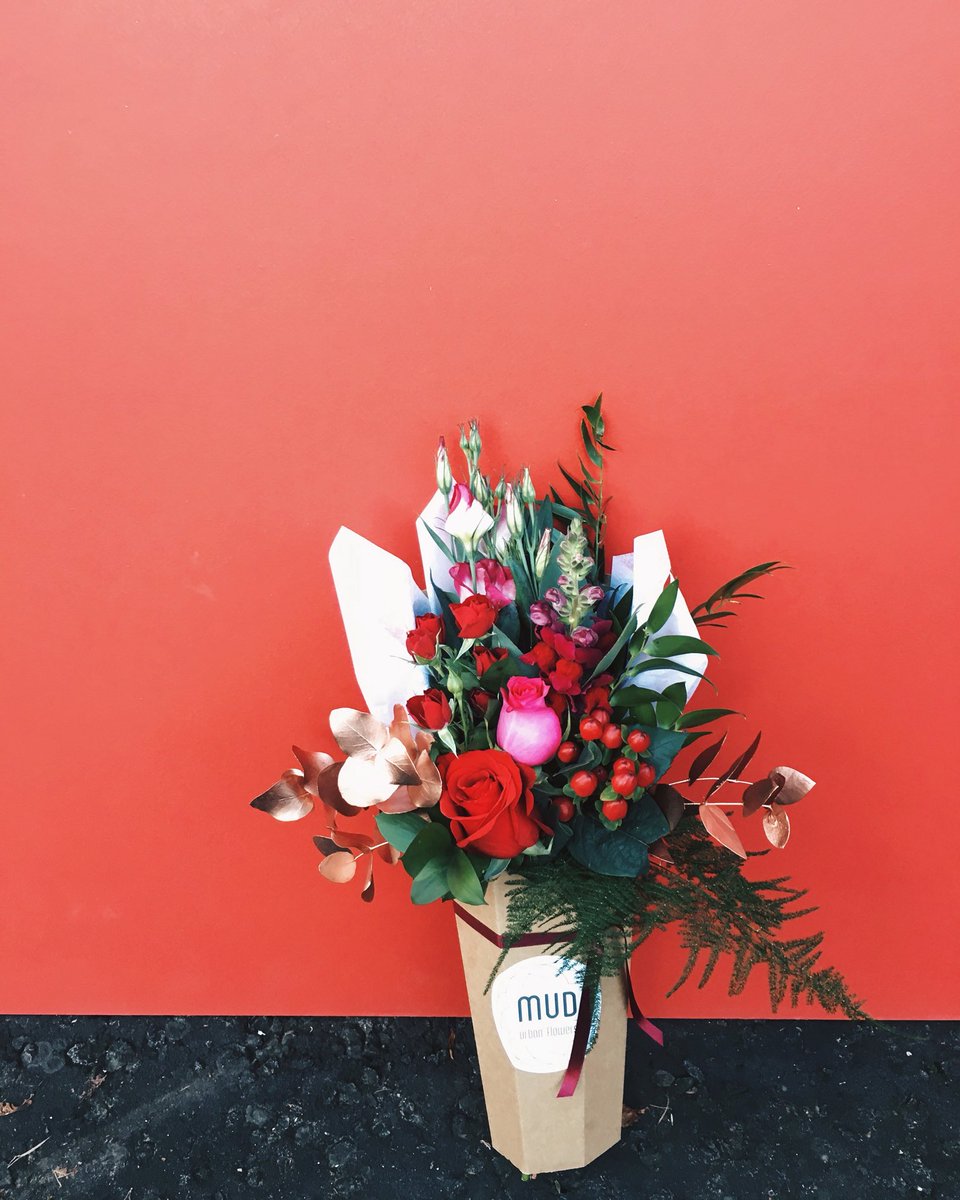 mudurbanflowers's tweet photo. Friday’s bouquet is here straight from the North Pole, send someone a care package for the first day of festivities 🎁❤️🎄✨ #hereweho #glasgow https://t.co/3UoCTFoUyt