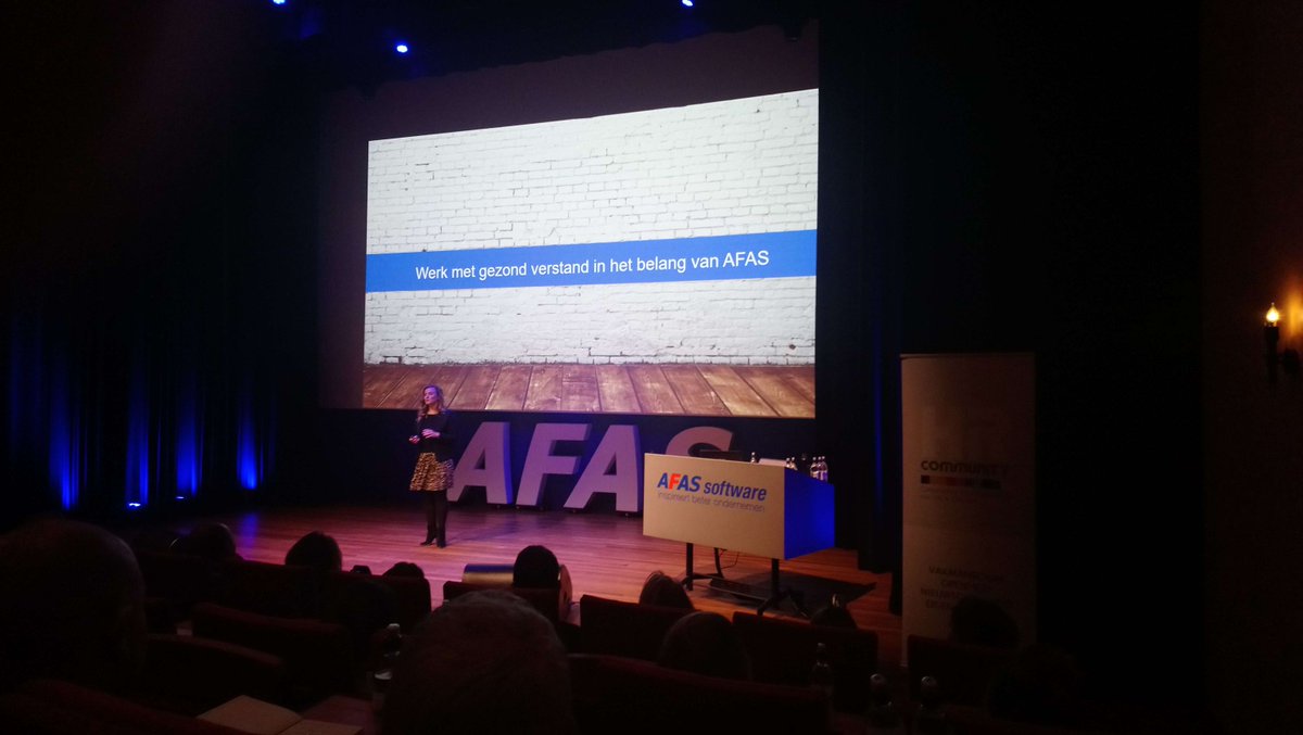 HRuniversityNL's tweet photo. "Denk met je gezond verstand, maar jouw gezond verstand is niet per se de mijne" zegt @brittbreure #hrsolutionevent https://t.co/uFubPPmzeY