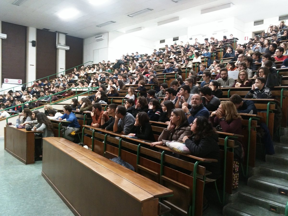 Smfn_Sapienza's tweet photo. #now quasi 300 studenti delle scuole di Roma per l'international cosmic day #ICD17 di @SapienzaRoma #fisica https://t.co/92OUgjapUY