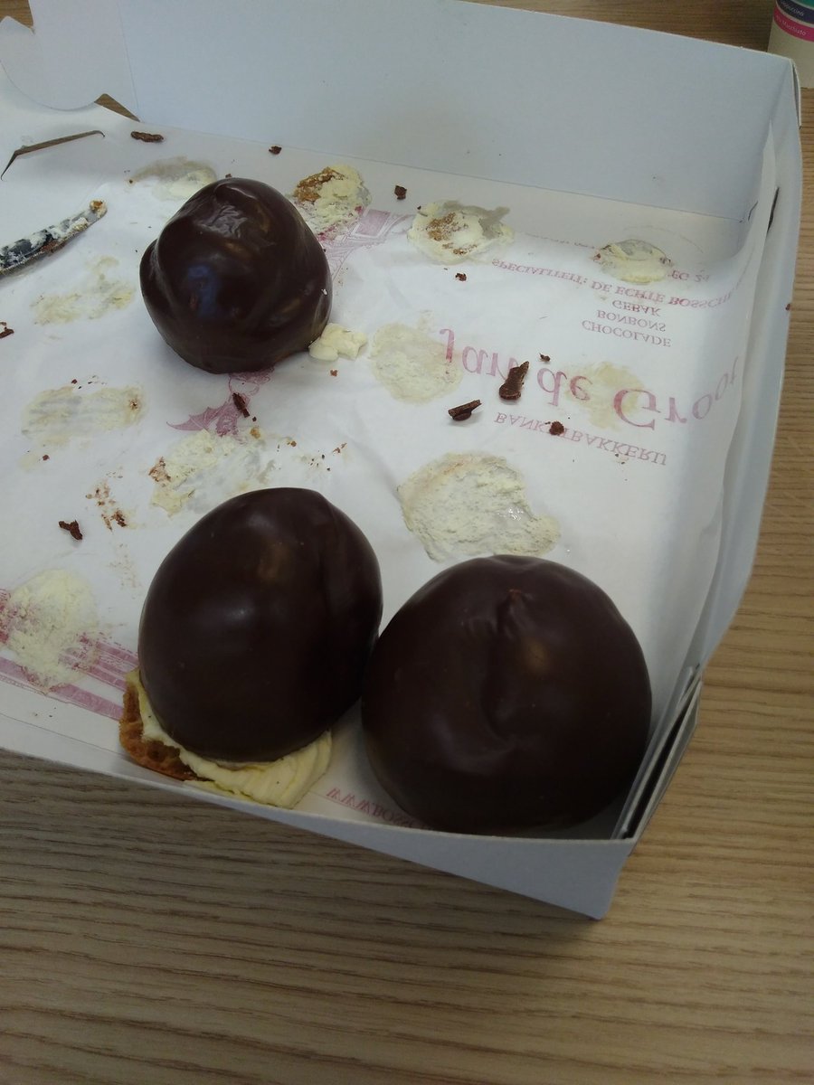 hansverheijhsum's tweet photo. Zo zeg... Komt Roy van @AOC_Gaming even langs met echte #BosscheBollen! Altijd smullen bij @IngramMicroNL. #IamIngram https://t.co/j1xZioEEnr
