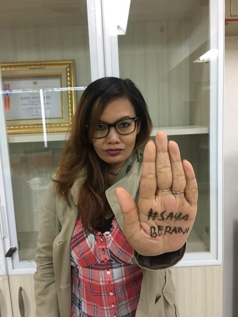 RadioSmartFM's tweet photo. 2/3 anak muda tidak memiliki pengetahuan yang benar tentang HIV.
Dalam rangka memperingati hari AIDS sedunia, @RadioSmartFM turut mendukung gerakan #sayaberani #handsupfor #HIVprevention untuk menghapus stigma terhadap HIV. https://t.co/I8f3W6QeeF