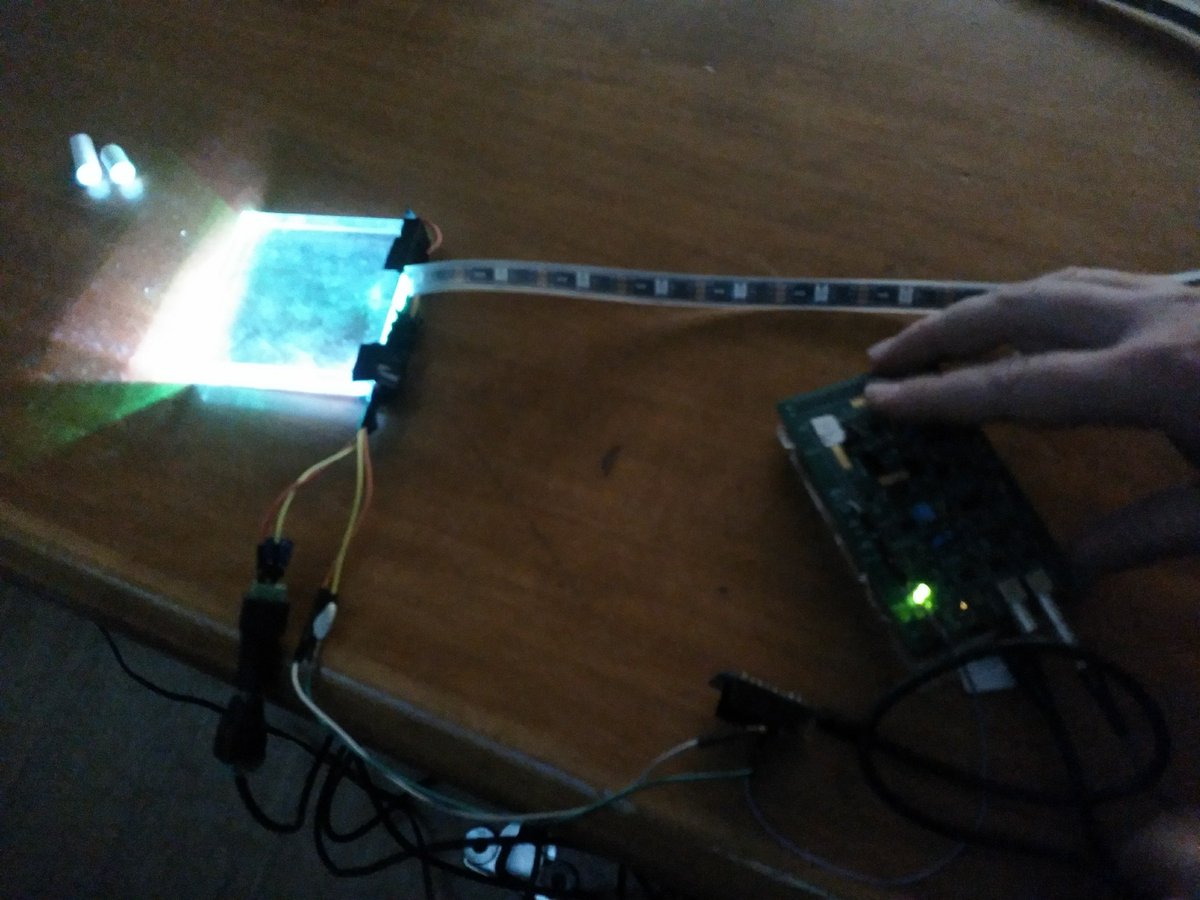 Smfn_Sapienza's tweet photo. Si allestiscono gli esperimenti di #ICD17. E come si vede potete rifarli a casa vostra. Basta un #ArduSiPM: una scheda @arduino con una shield per fotomoltiplicatori a valanga. https://t.co/3up9E8TzKZ