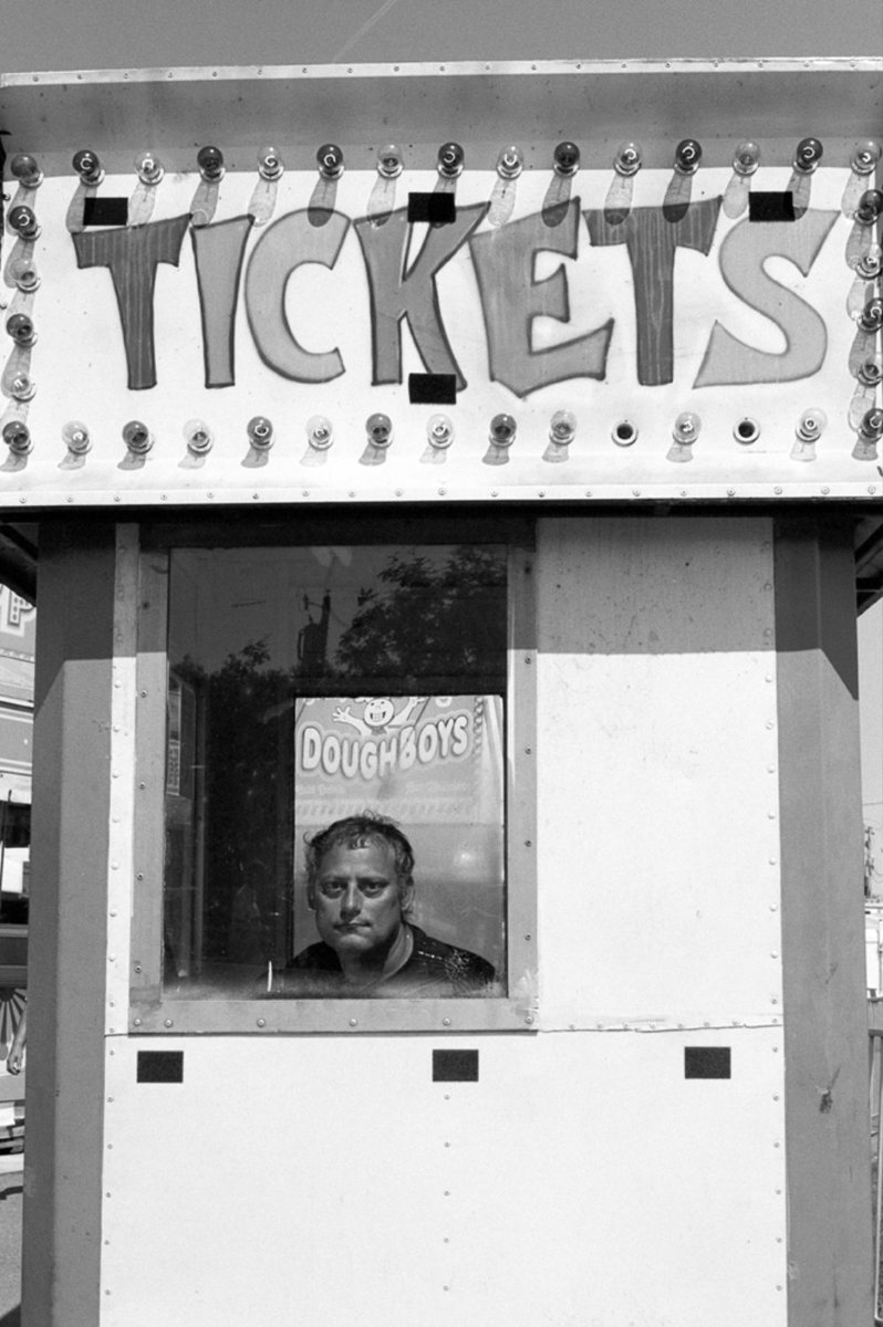 Exu_Mag's tweet photo. Hunter Barnes dokumentuje życie objazdowego cyrku https://t.co/YgBasbhRDY | #HunterBarnes #fotografia #Tickets #MilkGallery #ReelArtPress https://t.co/g0goqUvOeB