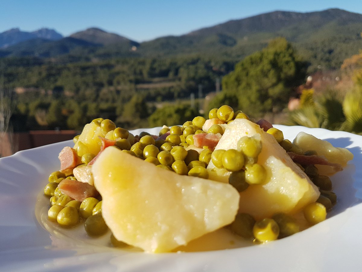 NutriciaGarrido's tweet photo. Hoy guisantes y patata hervidos y virutas de jamón. De segundo salmón con cebolla y pimiento rojo. De postre plátano. https://t.co/Od7JE5A8kA
