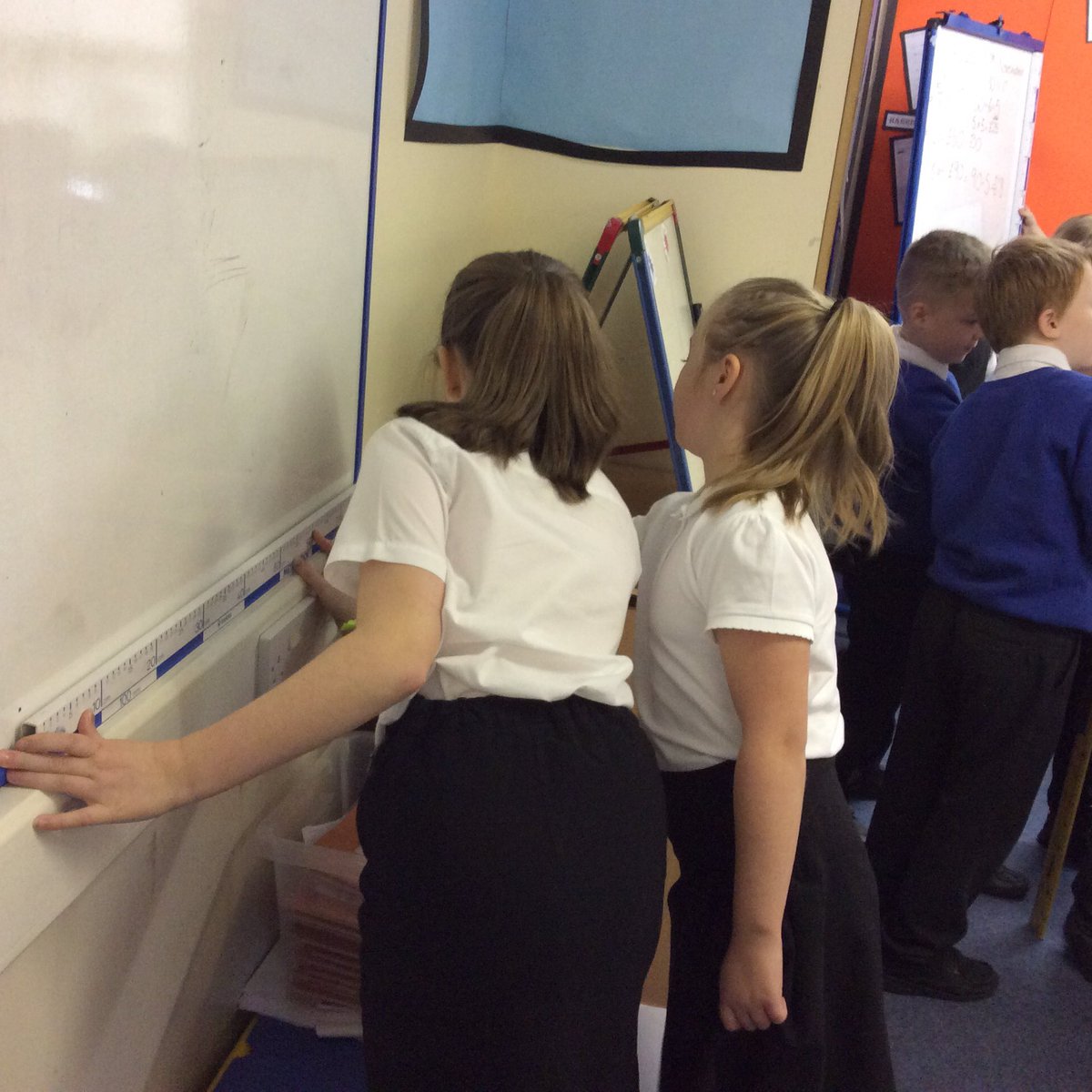 class_chestnut's tweet photo. Measuring in maths today https://t.co/hzNYDjtVxi