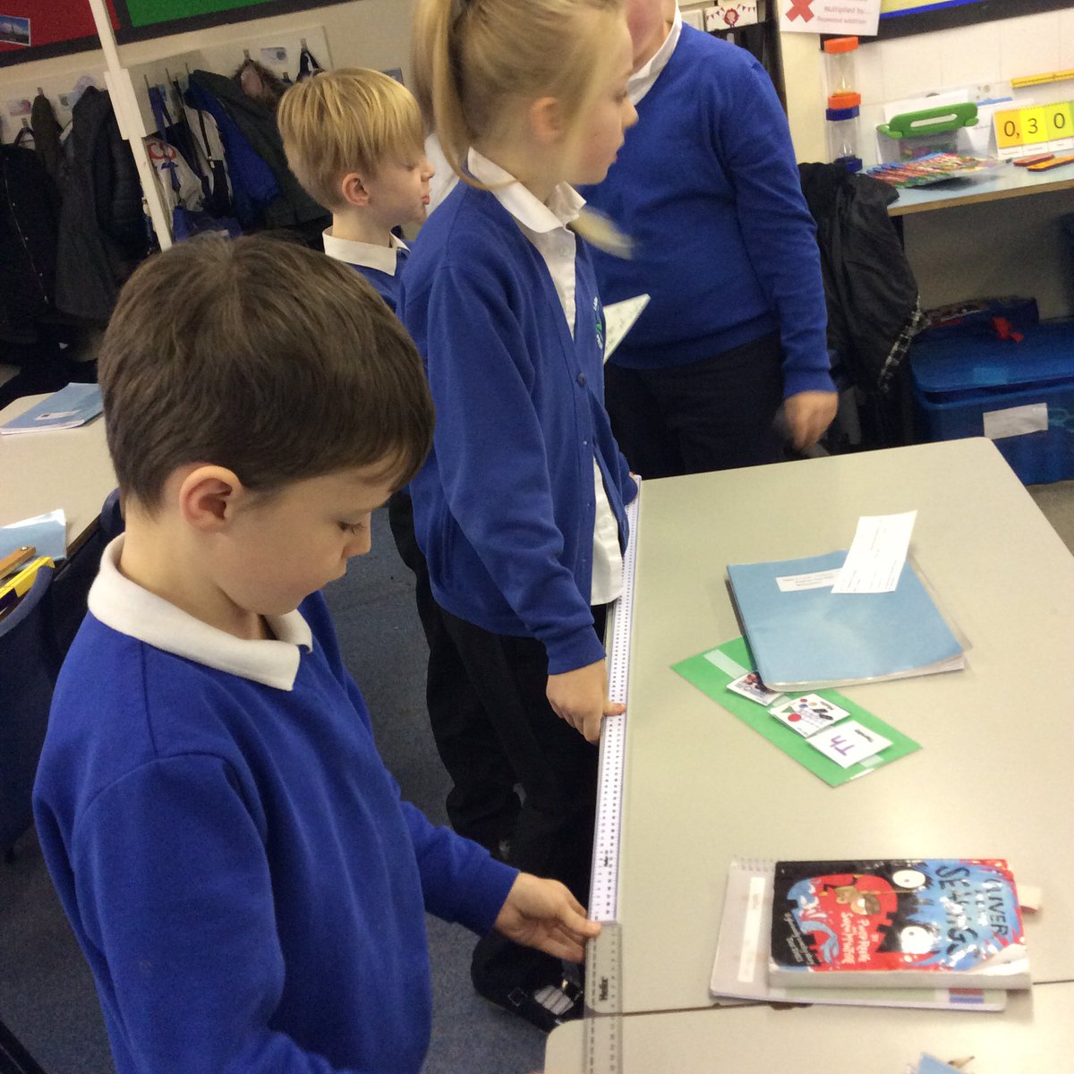 class_chestnut's tweet photo. Measuring in maths today https://t.co/hzNYDjtVxi