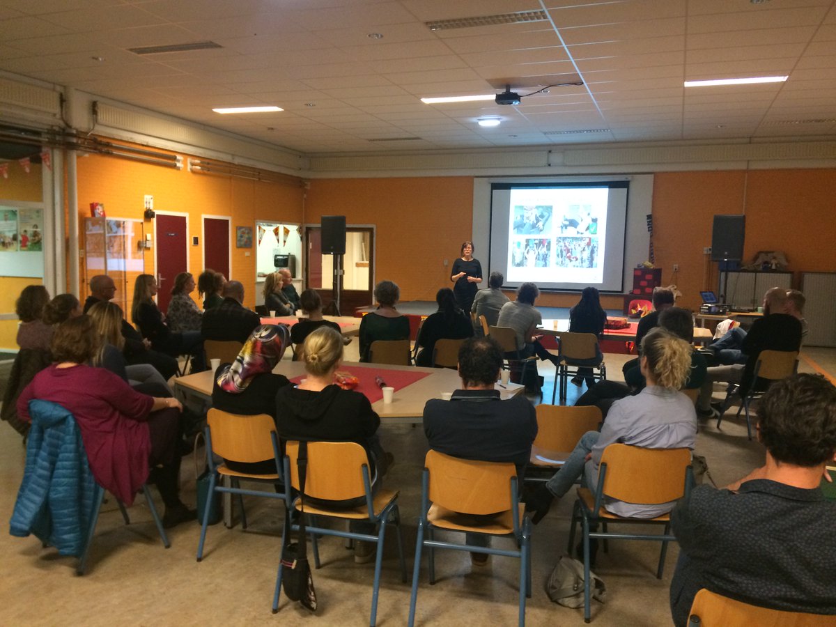 onderwijsspec's tweet photo. "Een erg informatieve avond waarbij ik veel te weten ben gekomen over het online gedrag van kinderen" Lees de reacties van ouders over de gezamenlijke ouderavond Cyberpesten en Mediawijsheid. @Lichtenbeek @OmmezwaaiArnhem @ChristoffelDidm https://t.co/tHivJSpKqH https://t.co/iw4PPkgzSW