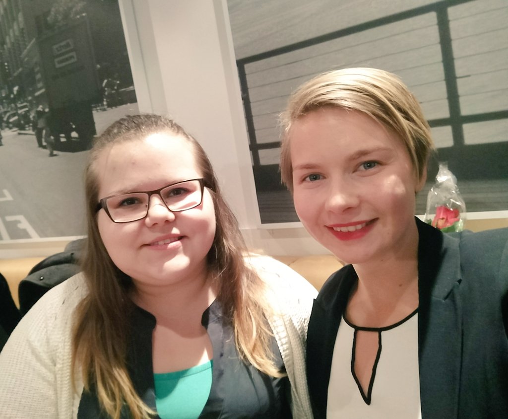 MiljaAsi's tweet photo. Tän vuoden vika @akaopiskelijat valtuuskunnan kokous takana. Varapuheenjohtajat vuosimallia 2017 kiittävät ja kuittaavat! Super hienoa ensi vuotta @hennapursi ja kaikki tänään valitut! #hanskattippuu #uudethoitaa https://t.co/kSEUOPoC00