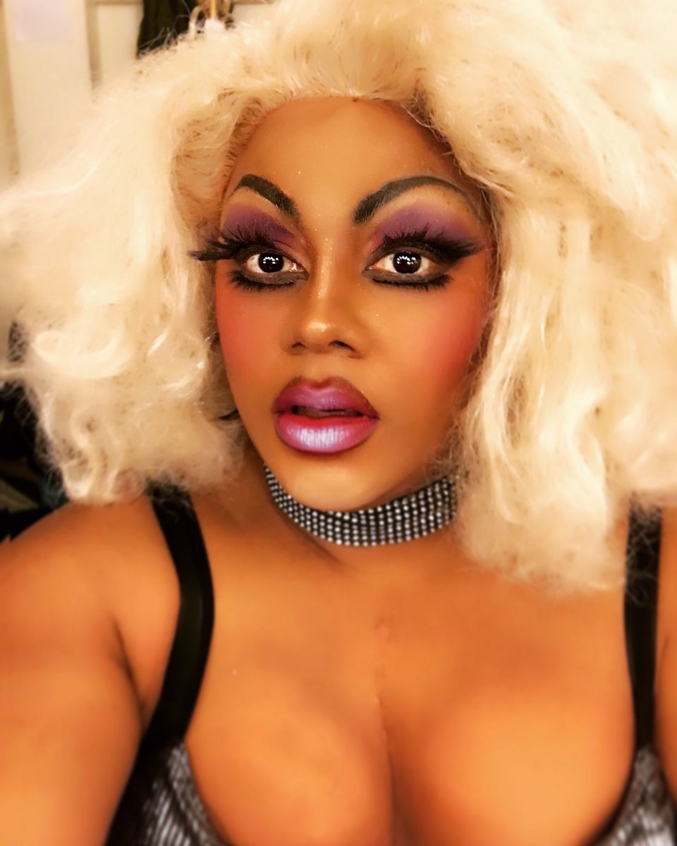 TheOnlyVinegar's tweet photo. Get the SANDRA BOLLOCK look with a sickening purple lip and a touch of #DazzleDust by @BarryMCosmetics @JamieMusical @ETAJamieFans #legseleven https://t.co/uY74intEOw