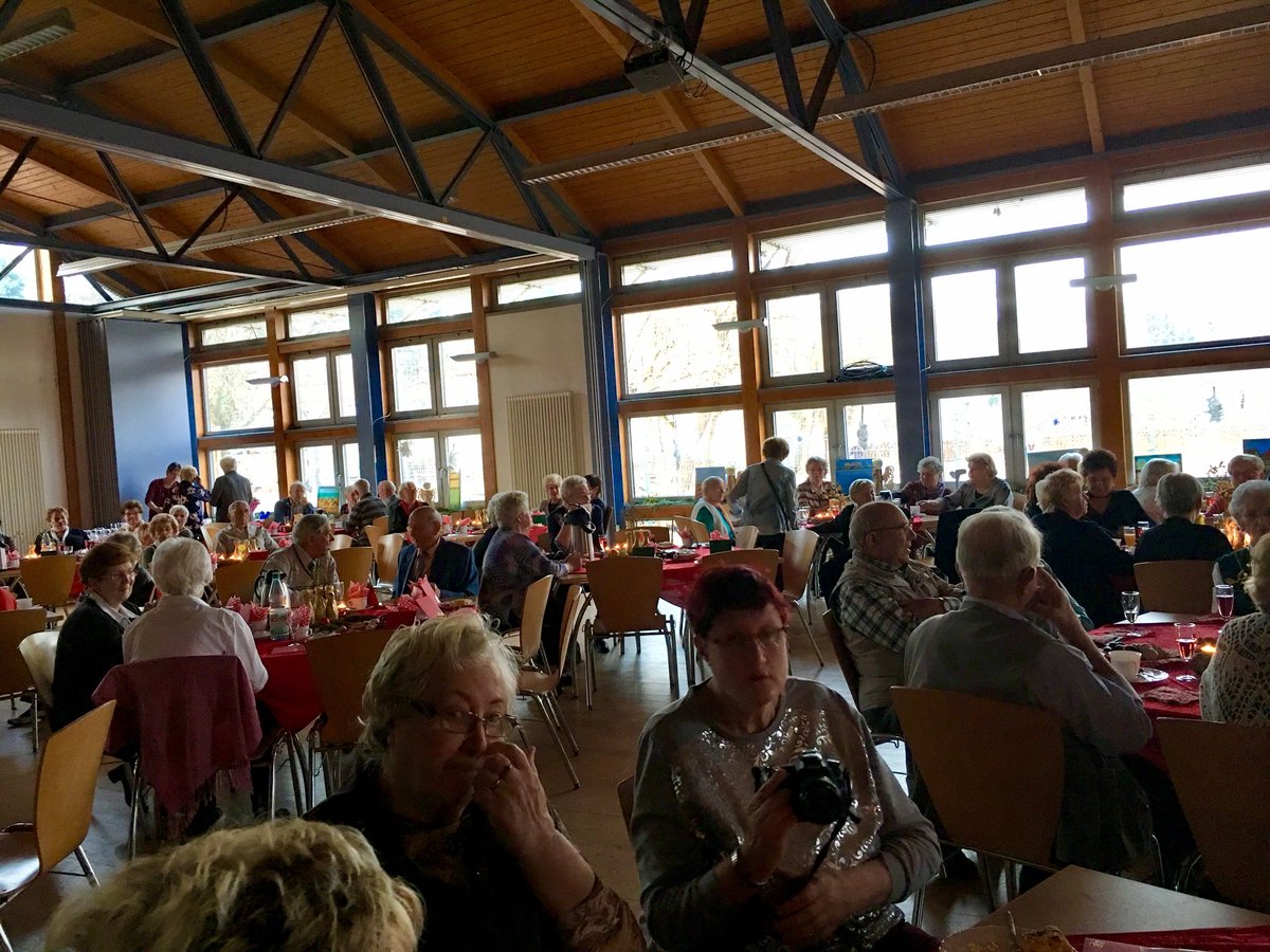 StephenRuebsam's tweet photo. Seniorenweihnacht in Hennickendorf. Kurzerhand das Klavier eingepackt und Teil des Kulturprogramms geworden. Geredet hab ich 2017 genug 😉 https://t.co/QnbusAiQ5k