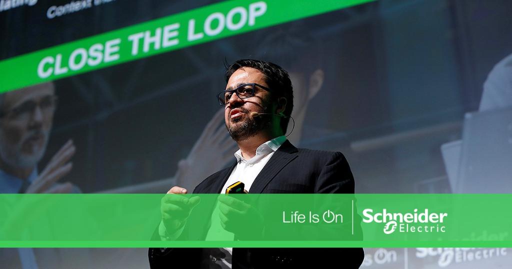 SchneiderNA's tweet photo. @cperducat at #IoTTechExpo today to share how connected manufacturing will lead in the #digitaleconomy. More in our smart manufacturing white paper. #EcoStruxure #IoT https://t.co/MJg0xsiM89 https://t.co/yJWdWtRgSC