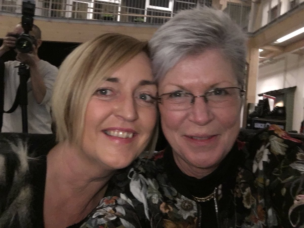ingthy's tweet photo. Vivi-Anne och jag lyssnar på intressanta pitchar på #Bizmakerday https://t.co/gRz160uB0U