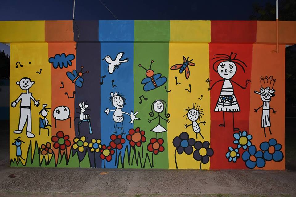 MuniRamirez1's tweet photo. Una de los murales realizados en la Escuela Nº 5 Alborada por los chicos del Taller de Muralismo, perteneciente al Programa de Desarrollo Humano del Plan Nacional de Hábitat.
#RAMÍREZSEMUEVE     #HábitatNación https://t.co/M8thlzoLJE