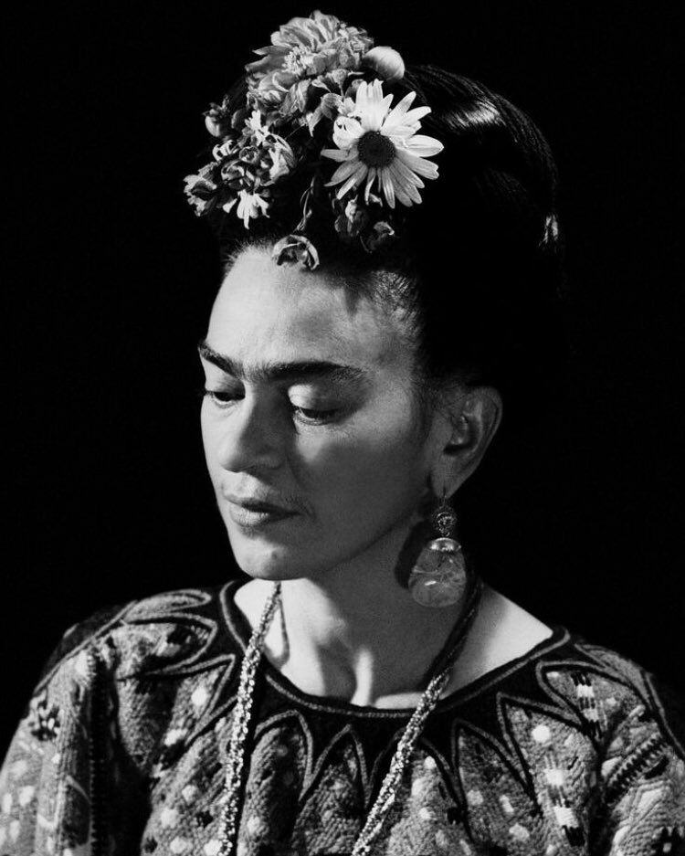 FridaKahlo's tweet photo. “Cada (tic-tac) es un segundo de la vida que pasa, huye, y no se repite. Y hay en ella tanta intensidad, tanto interés, que el problema es sólo saberla vivir. Que cada uno lo resuelva como pueda.” #FridaKahlo https://t.co/VAQRO5snED