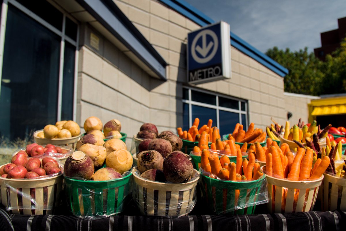 MTLenSante's tweet photo. Saviez-vous que 51 % des Montréalais présentent un surplus de poids? Travaillons tous ensemble pour améliorer l’alimentation des citoyens.  #MtlEnSanté #PlanSAM2025 https://t.co/gBYePUPU8J