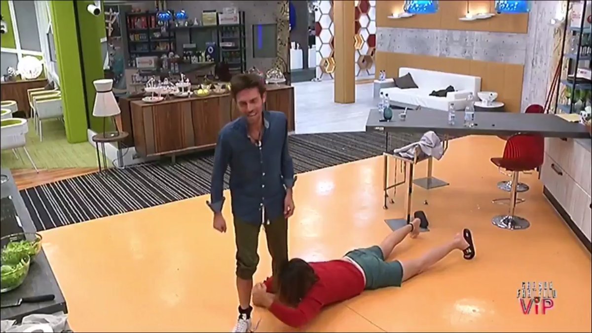 Lucignolo1973's tweet photo. Questo è quello che succederà lunedì sera quando Raffaello dovrà uscire dalla casa.. #GFvip https://t.co/Nh7yElEWzW