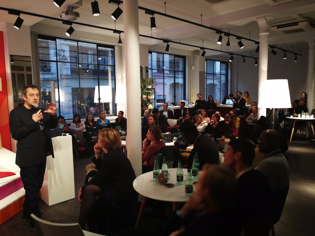EliozServices's tweet photo. "La relation client se passe sur une surface très réduite: 68,9 c'est la taille d'un écran de téléphone pour un achat ou pour une mise en relation en #languedessignes" intervention passionnante de @ThierrySpencer sur la #relationclientele en #mobilite #ouiwork @ouiwork #Elioz https://t.co/s7D09G8X4Q