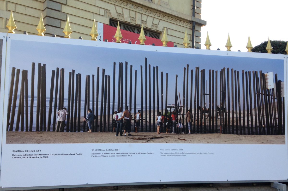 ClaraCalbet's tweet photo. "Una barrera és la prova de les debilitats i els errors humans, de la incapacitat dels éssers humans de comunicar-se entre ells". Kai Wiedenhöfer, a la seva expo de fotografia #Confrontier, de @DOCfieldBCN al @palaurobert https://t.co/4W2aGhbvO1