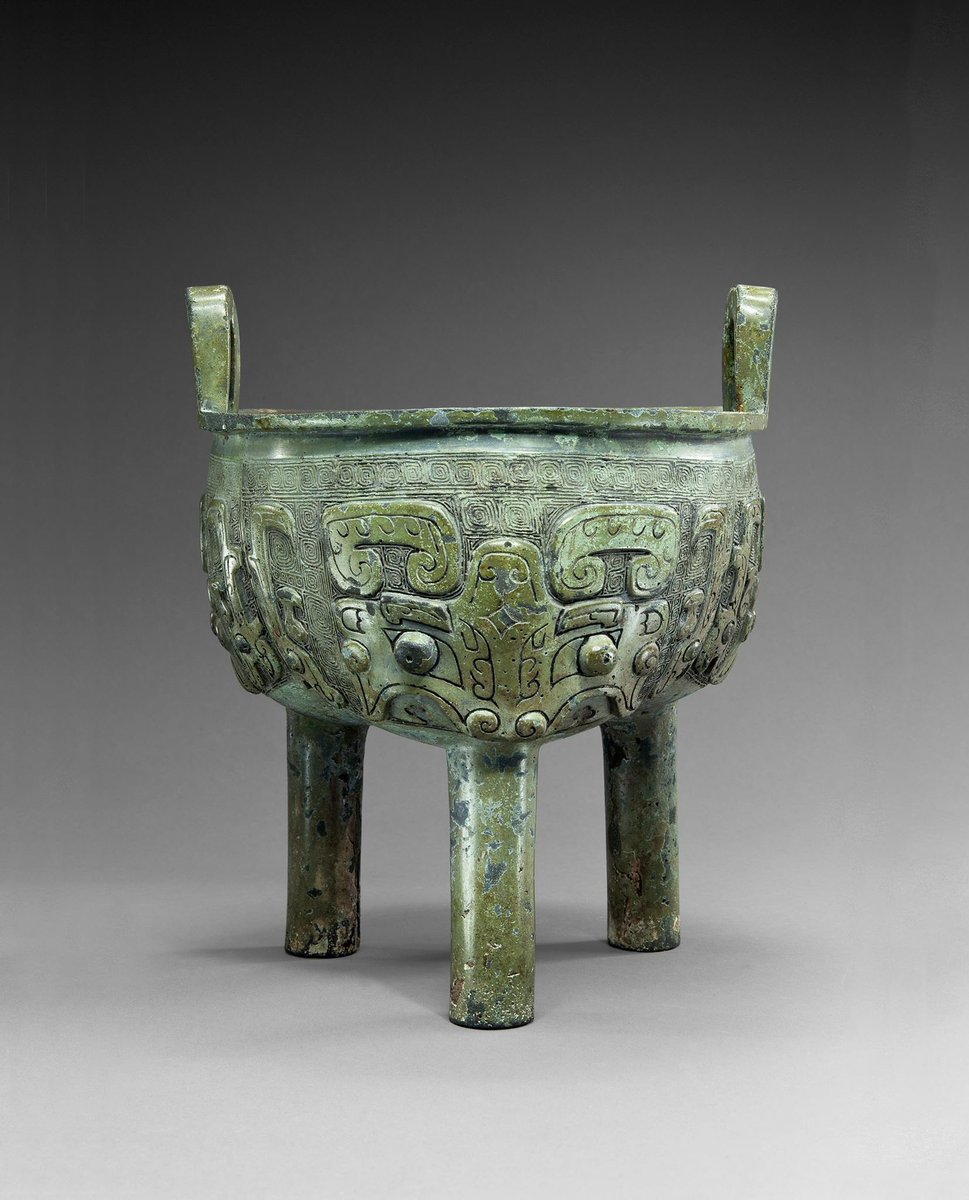 BrafaArtFair's tweet photo. Galerie Christian Deydier returns to the BRAFA #ArtFair in 2018 with ao a Chinese #LiDing vessel, bronze with light green patina, from the late #ShangDynasty (11thc. BC) with inscription ‘Ancestor Wu’s (Fifth’s) Sacrificial Vessel' #Brafa2018 #artmarket https://t.co/RshtFQo505