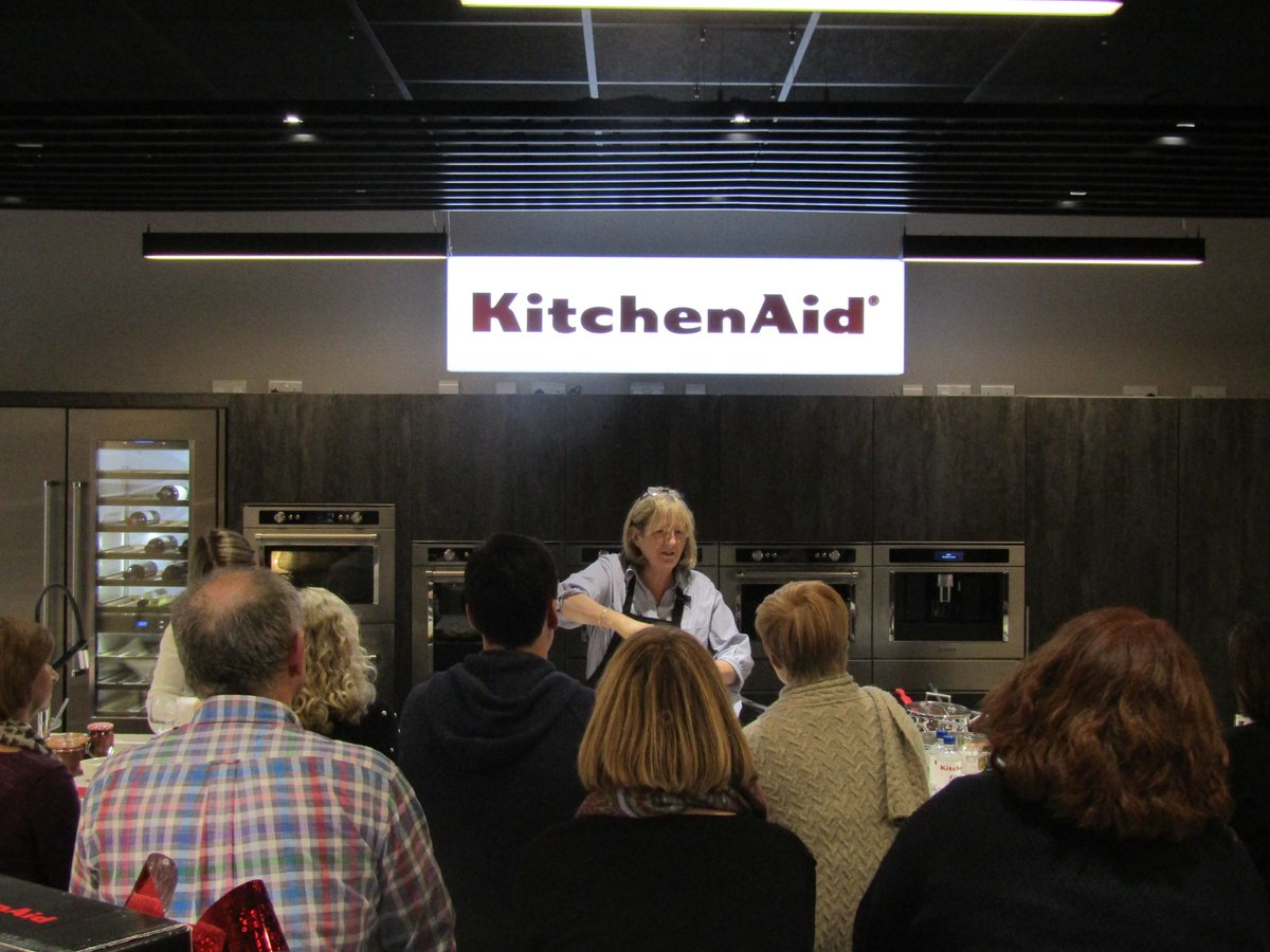 flanaganfits's tweet photo. @CookingwithRuth was in full festive mode as she created some wonderful Christmas themed foods for everyone to taste at our KitchenAid demonstration.Thanks to all who attended.@thedesignyard @MOBALPA_Kitchen @AspireDesignLH @ConbuInteriors @EmeraldInterior #kitchenaid #appliances https://t.co/sOn3GcNqM0