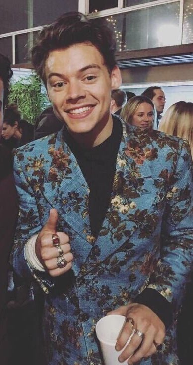 harrybemybae's tweet photo. When you see people videos at Harry and your just like ... https://t.co/1s3nehqSk1