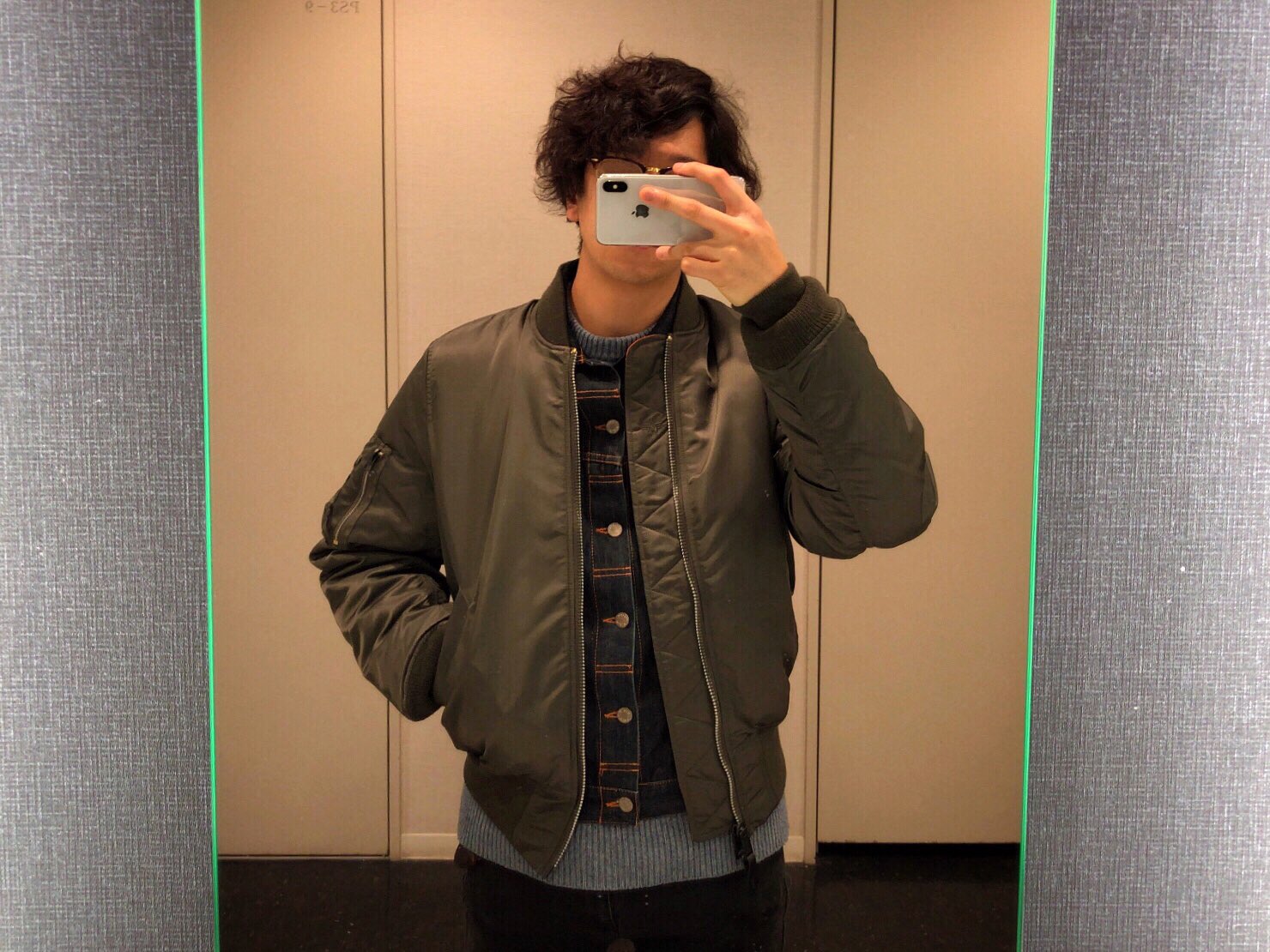 おーもと 外寒かったから通りがかりの中田商店さんでma 1買った Alphaの現行品で 細くない野暮ったいシルエットの方 色はグレーという名の茶よりのカーキ 笑 ちなみに どうでもいいけど Ma 1の赤リボン付けたままの野郎がめっちゃ嫌い 笑