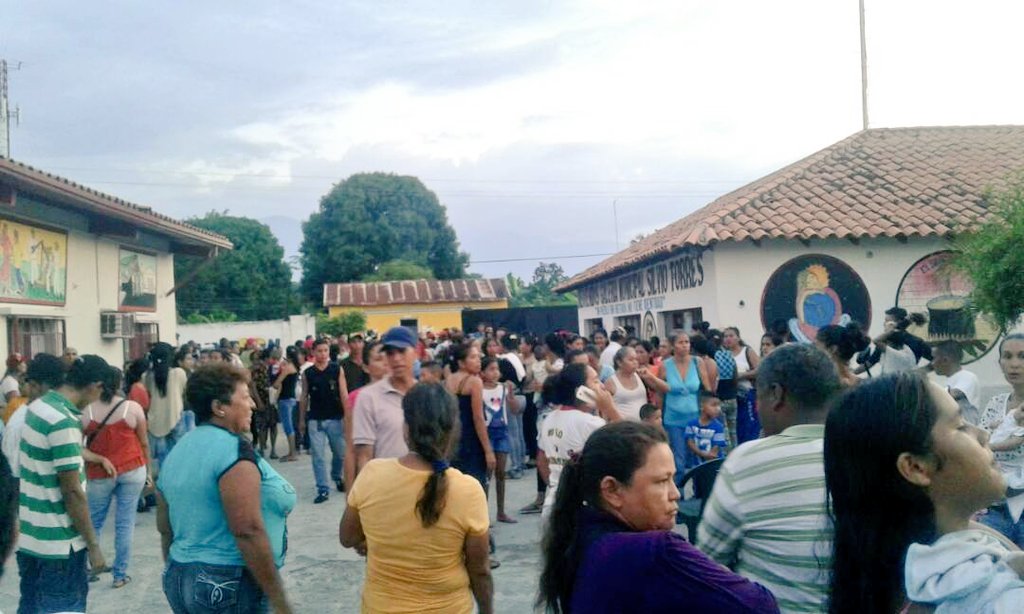 PsuvJcs's tweet photo. Asamblea del PSUV en el Municipio Julio Cesar Salas. VENCEREMOS! https://t.co/0kiqf88756