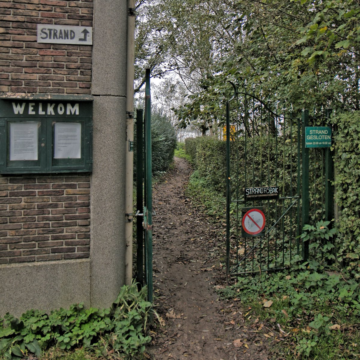 FredBransen's tweet photo. Is de mens een storende factor in het #landschap? En welke parel verbergt dit poortje in de regio #rotterdam?Lees het in: https://t.co/AAS7XsP6IK https://t.co/sqsRHRgqLN