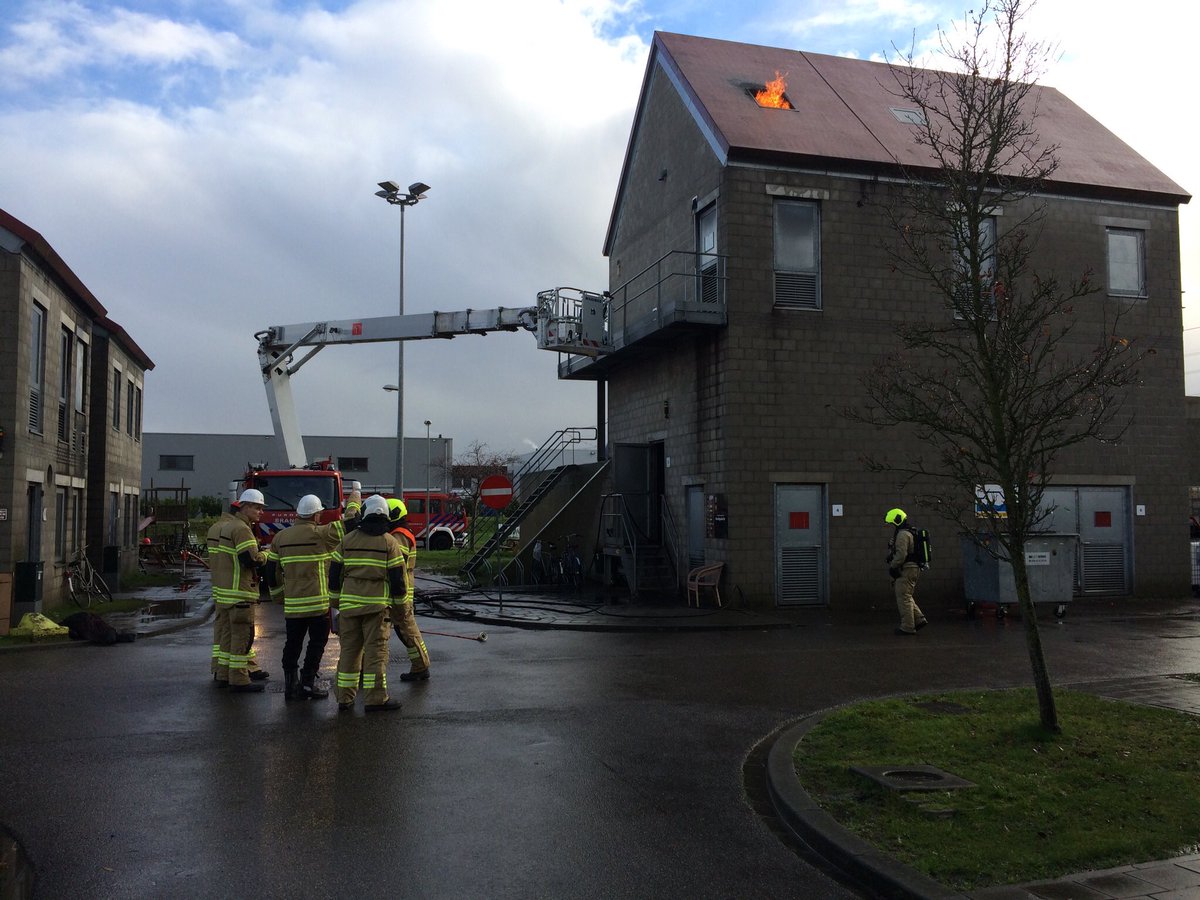 Vakbekwaam_ZHZ's tweet photo. #Inwerktraject voor twee nieuwe Officieren van Dienst @BrandweerZHZ. Mooie #samenwerking tussen bureau en de clusters. https://t.co/WjN2NCSmS1